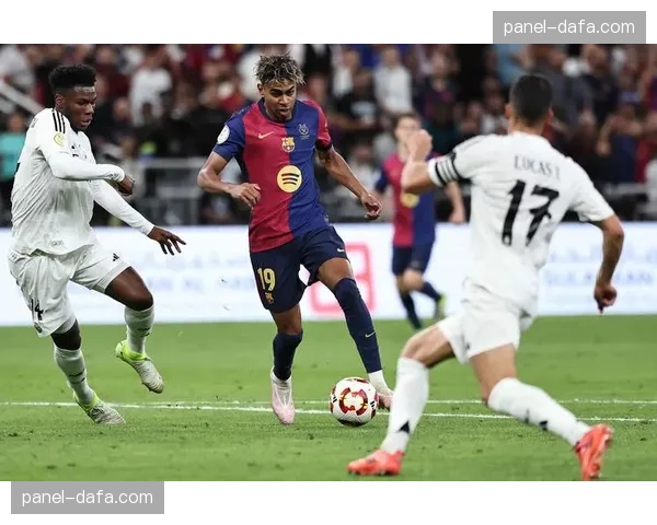 西甲争冠白热化：巴萨、皇马三月赛程对比与关键战前瞻